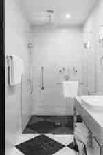 梳妝台及淋浴間、雙臥室豪華公寓客房浴室