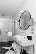 客房浴室內的玻璃門淋浴間 