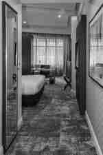 客房內的睡床及桌子，配備高清電視