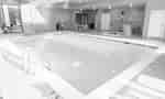 Piscina coberta com banheira de hidromassagem