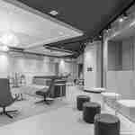 Çeşitli oturma seçeneklerine sahip lobi.