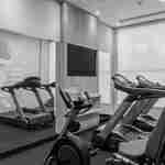 Çeşitli egzersiz aletleri bulunan fitness merkezi.