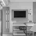 Misafir odası çalışma masası ve TV.