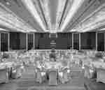 Taneční sál s dekorovanými stoly a židlemi