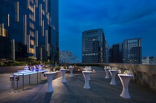 Edge Edge Roof Garden with cocktail standing tables