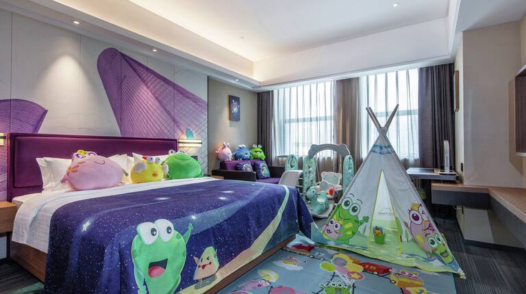 Family Room with Kingbed and Play Area with tent for children