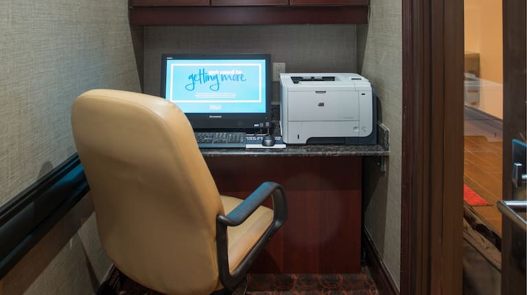 Centre d'affaires avec ordinateur de bureau, imprimante et chaise