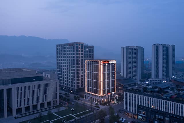 Hampton by Hilton Yibin Nan'an West Area hotel exterior and surrounding buildings