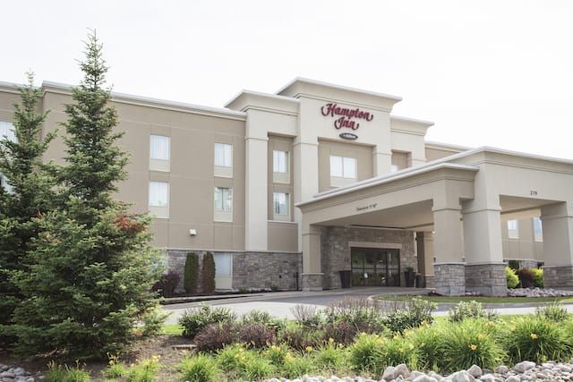 Modernes Hotel mit Amoungsgras und Bäumen