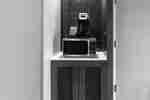 Microwave dan Penyeduh Kopi di Suite