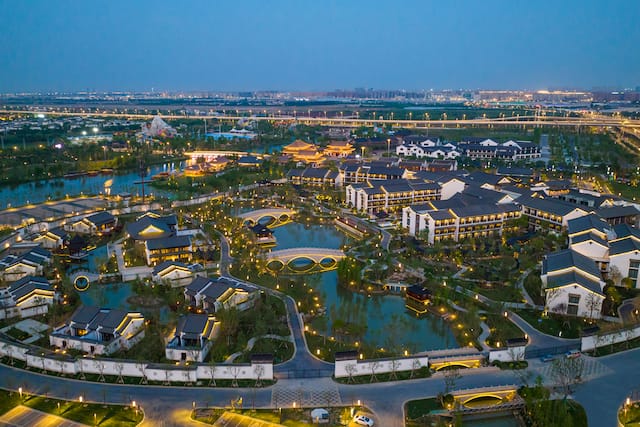 Extérieur de l'hôtel de nuit depuis la vue aérienne