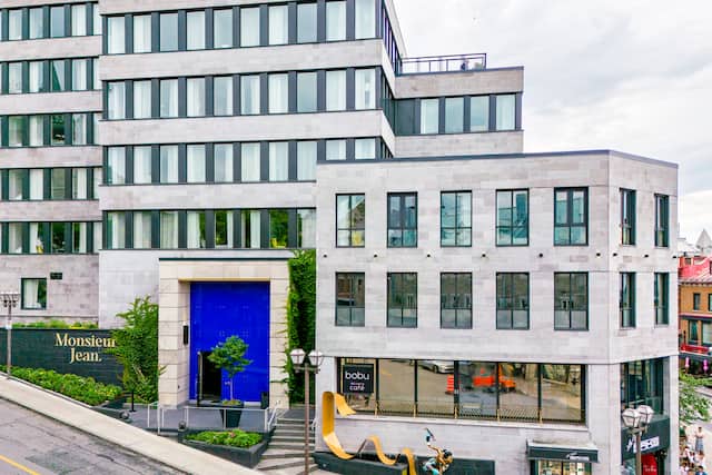 Extérieur de l'hôtel avec entrée