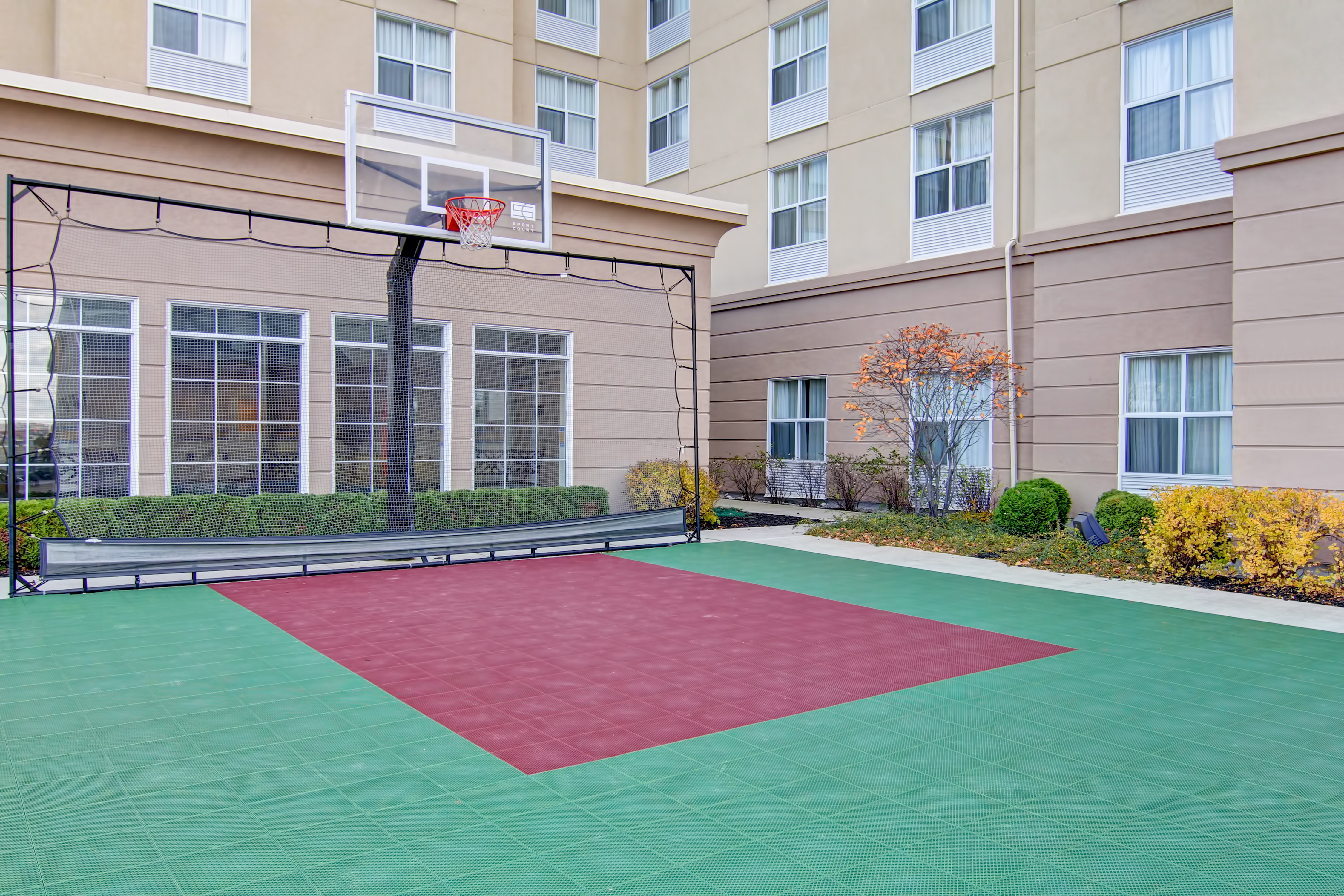 Terrain de sport polyvalent en extérieur avec filet de basket-ball