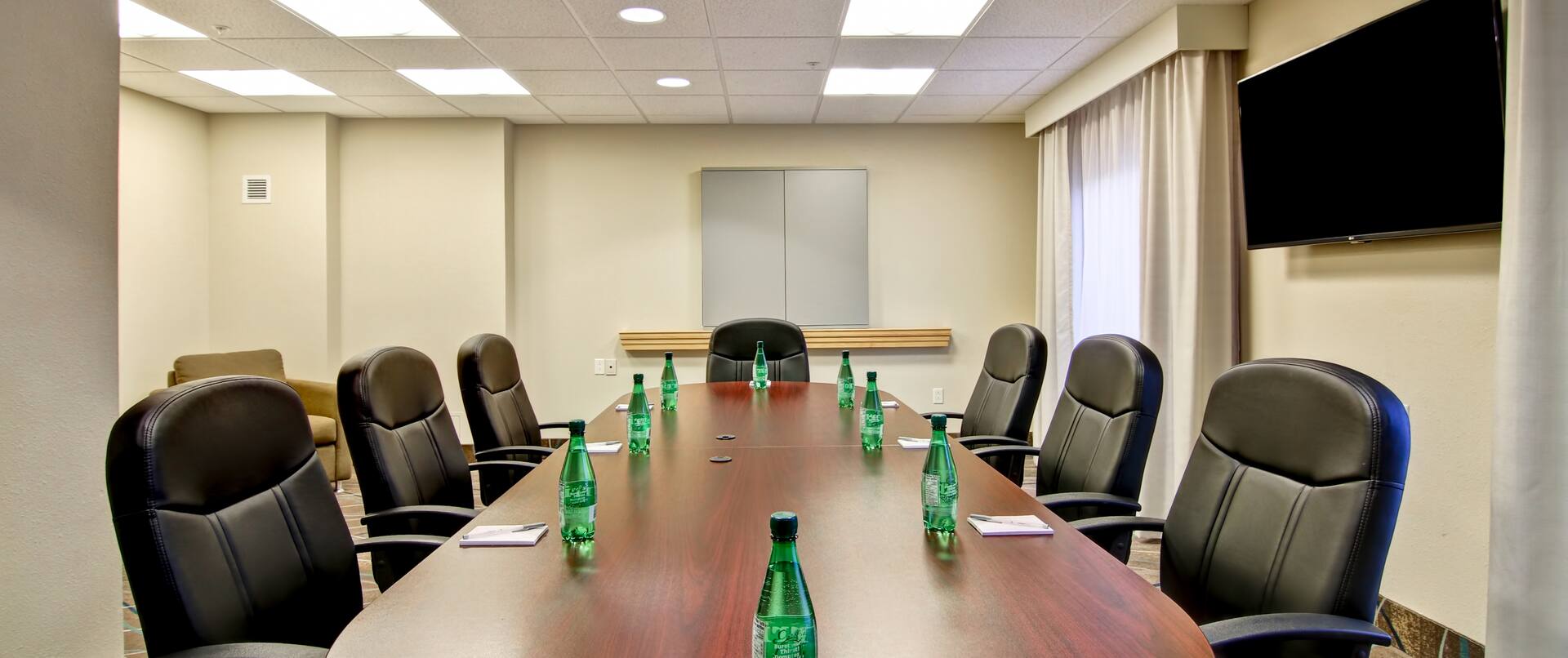 Salle de conférence aménagée pour une réunion