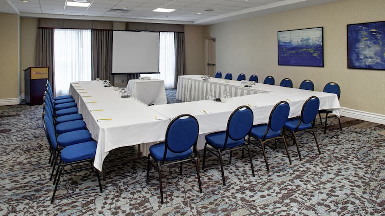 Espace de réunion et de conférence avec des sièges disposés en forme de U