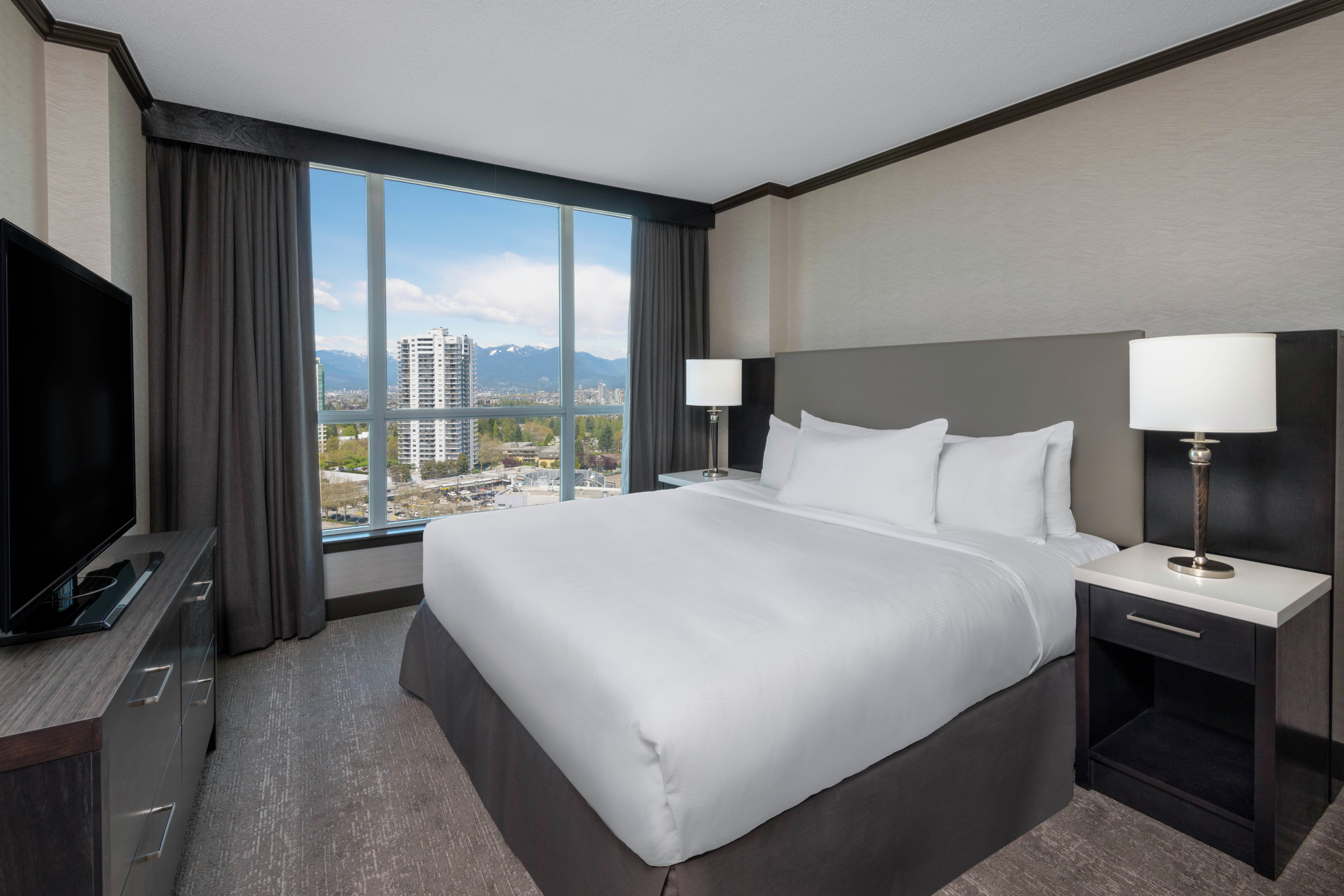 Guest Room with a King sized Bed HDTV and City View