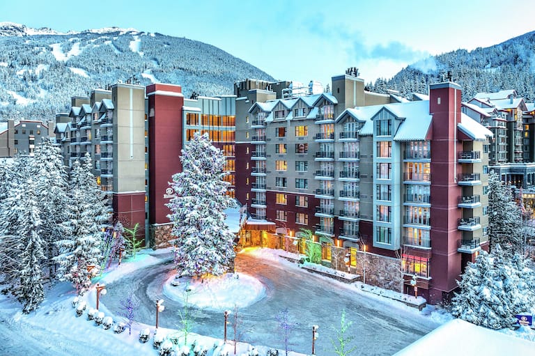 Vue extérieure de l'hôtel Hilton Whistler Resort & Spa en hiver