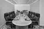 테이블 및 의자가 있는 이그제큐티브 보드룸