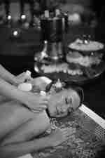 女士正在享受按摩