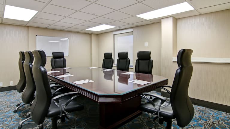 Table et chaises de bureau dans une salle de conférence