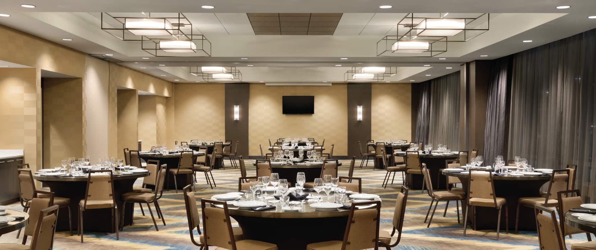 Salle de réception en configuration banquet avec tables rondes et chaises