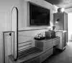 ทีวีและพื้นที่เก็บของในห้องพัก