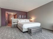 King Deluxe Guestroom With Bed And Entry 