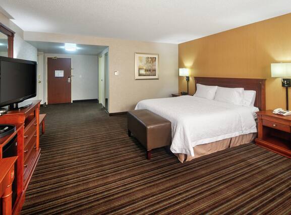 Hampton Inn and Suites Toronto Airport - Image3