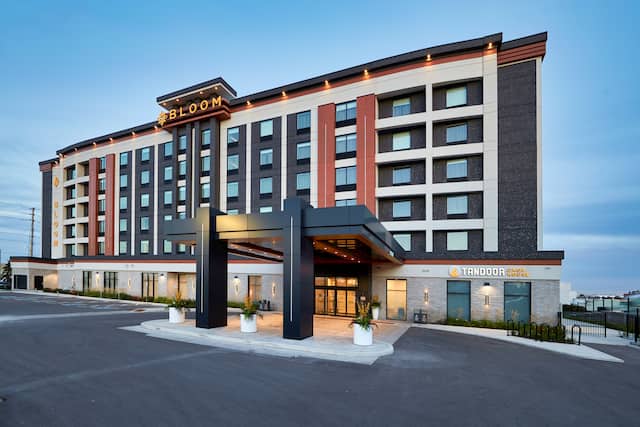 Eingang und Außenbereich des Hotels