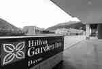 ป้ายสัญลักษณ์ Hilton Garden Inn Davos พร้อมโลโก้ 